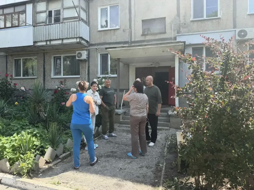 И. о. главы администрации Керчи Иван Кошель провел выездную встречу с жителями дома № 31 по ул. Олега Кошевого. После сильного ливня произошло подтопление подъезда и нескольких квартир И. о. главы администрации Керчи Иван Кошель провел выездную встречу с жителями дома № 31 по ул. Олега Кошевого. После сильного ливня произошло подтопление подъезда и нескольких квартир