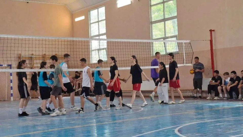 Спортивный триумф под флагом единства: волейбольный турнир ко Дню России Спортивный триумф под флагом единства: волейбольный турнир ко Дню России