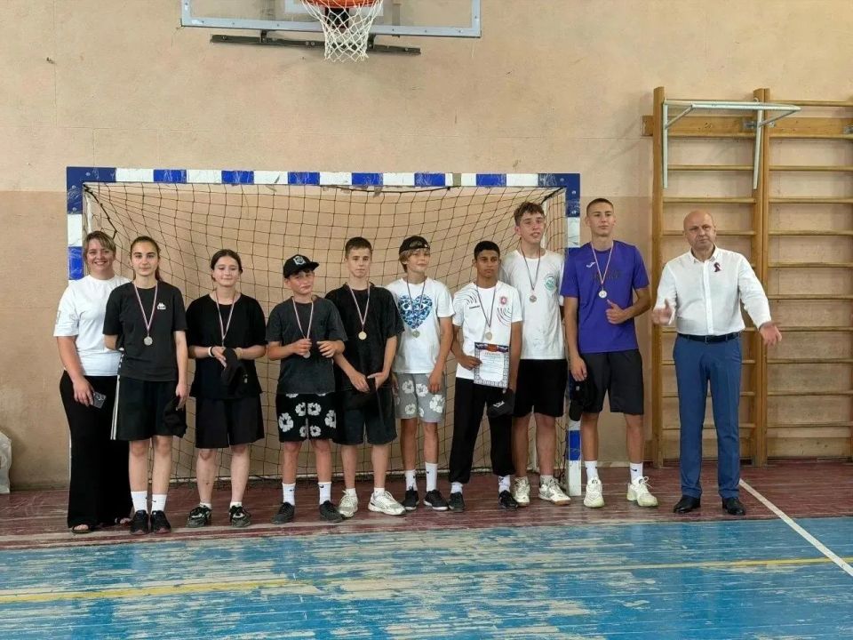 Спортивный триумф под флагом единства: волейбольный турнир ко Дню России Спортивный триумф под флагом единства: волейбольный турнир ко Дню России