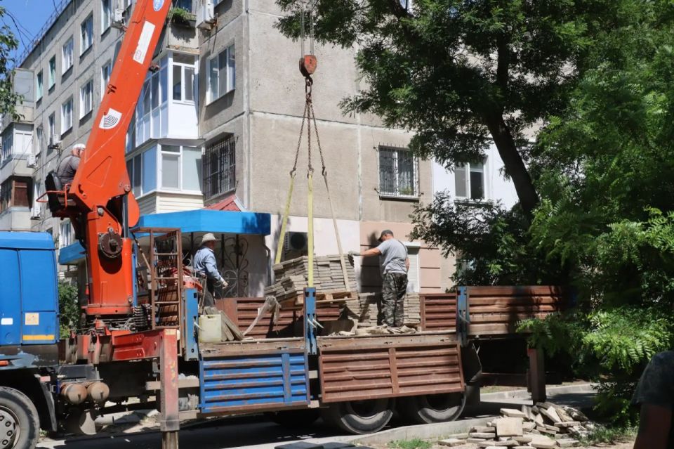 Иван Кошель: Сотрудники Службы городского хозяйства приступили к ремонту пешеходной дорожки вдоль ул. Еременко. Работы начаты по обращениям жителей — в первую очередь восстановим оживленный и один из самых опасных участков в... Иван Кошель: Сотрудники Службы городского хозяйства приступили к ремонту пешеходной дорожки вдоль ул. Еременко. Работы начаты по обращениям жителей — в первую очередь восстановим оживленный и один из самых опасных участков в...