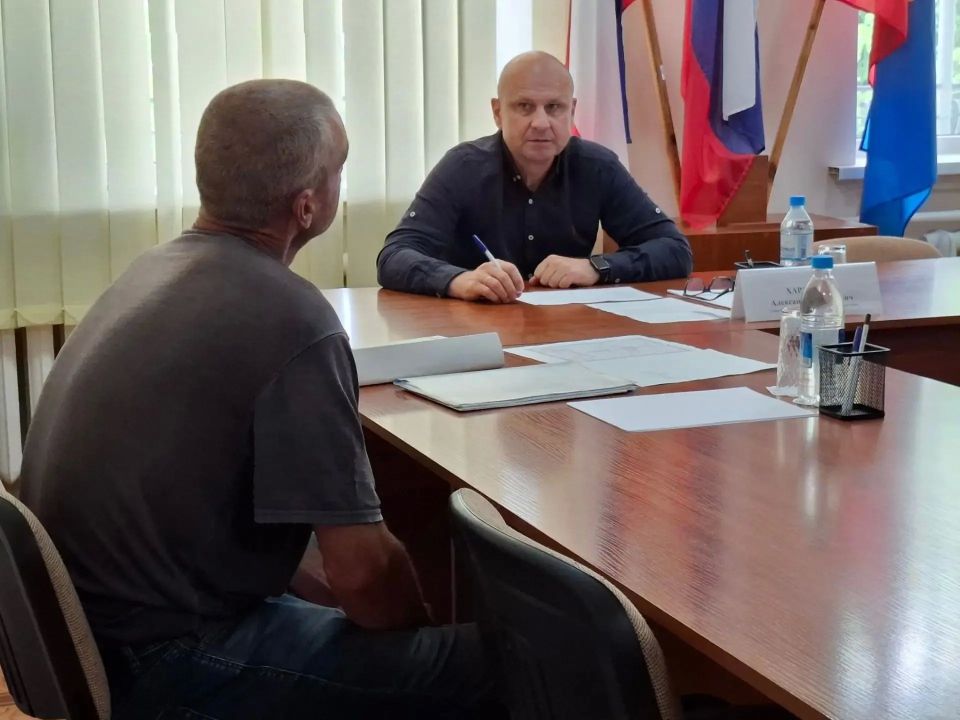 Глава администрации Советского района Александр Харламов провел очередной прием граждан, на котором совместно с заместителями администрации района Анатолием Геращенко и Людмилой Поповой рассмотрел обращения жителей Глава администрации Советского района Александр Харламов провел очередной прием граждан, на котором совместно с заместителями администрации района Анатолием Геращенко и Людмилой Поповой рассмотрел обращения жителей