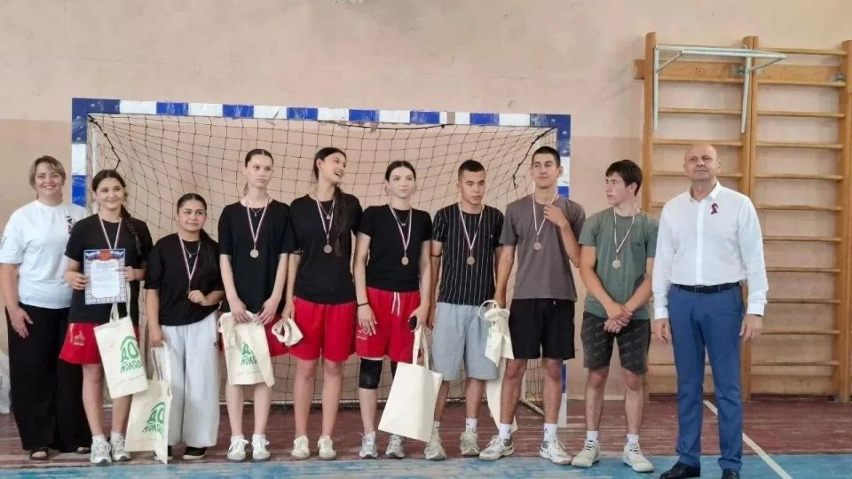 Спортивный триумф под флагом единства: волейбольный турнир ко Дню России Спортивный триумф под флагом единства: волейбольный турнир ко Дню России