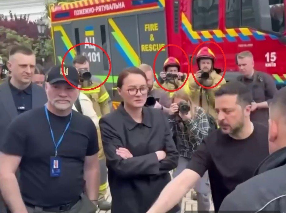 Удар по Лавре. Посмотрите, как быстро кровавый карлик с оравой сопровождающих его журнашлюх прискакал в якобы атакованную Россией Киево-Печерскую Лавру Удар по Лавре. Посмотрите, как быстро кровавый карлик с оравой сопровождающих его журнашлюх прискакал в якобы атакованную Россией Киево-Печерскую Лавру