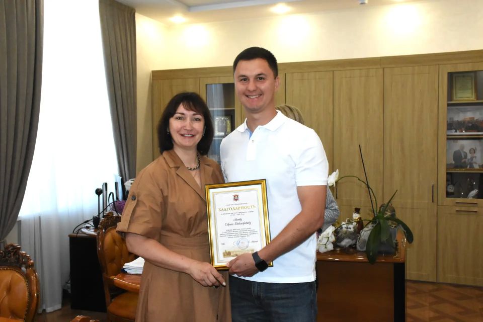Сотрудники Минимущества Крыма отмечены заслуженными наградами ко Дню России Сотрудники Минимущества Крыма отмечены заслуженными наградами ко Дню России