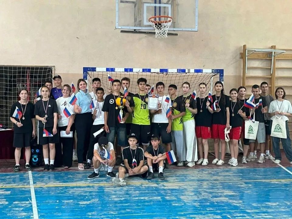 Спортивный триумф под флагом единства: волейбольный турнир ко Дню России Спортивный триумф под флагом единства: волейбольный турнир ко Дню России