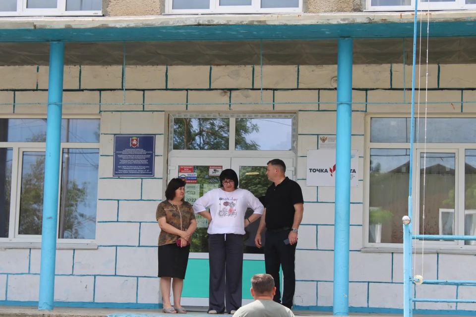 Игорь Крутьков: Сегодня я также посетил школу в селе Приозерное, где в настоящее время ведутся работы по капитальному ремонту крыши