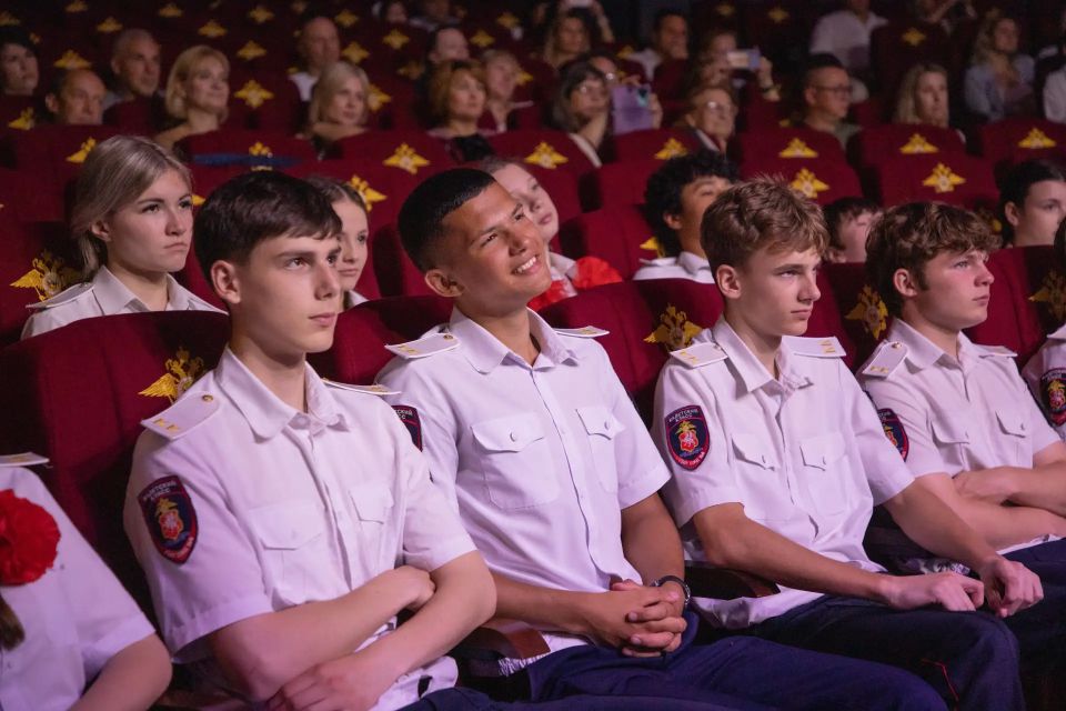 В Севастополе состоялся торжественный выпуск кадет органов внутренних дел и учащихся девятых классов СОШ №6
