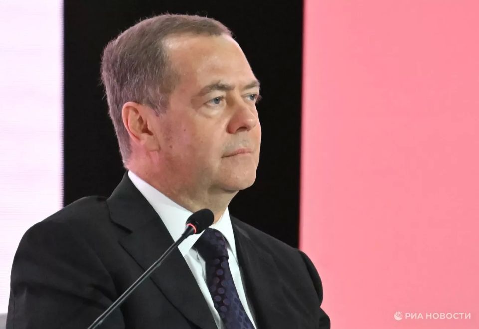 Решение Арбитража в Гааге по делу о правах на воды рядом с Крымом имеет большое значение для будущего, заявил Медведев