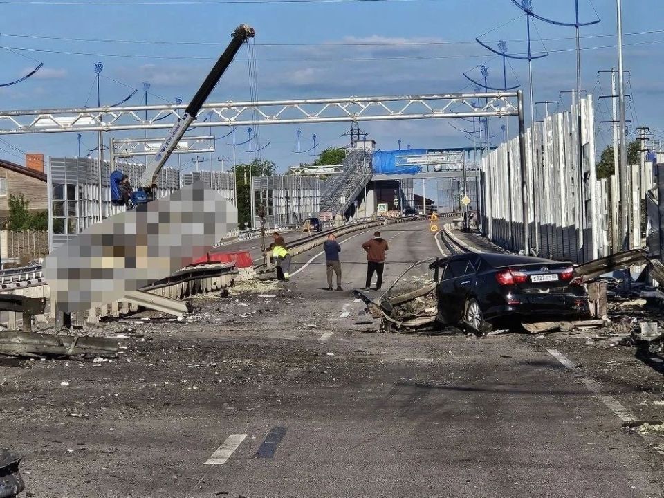 Последствия ударов дронов ВСУ по мосту через реку Грузский Еланчик в Новоазовске, недалеко от границы ДНР и Ростовской области, опубликованные противником