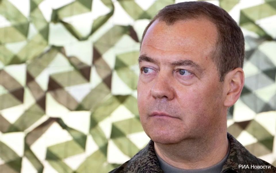 Дмитрий Медведев призвал уничтожать украинские торговые суда, перевозящие военные грузы, при этом исходя из того, что этим занимаются все украинские суда