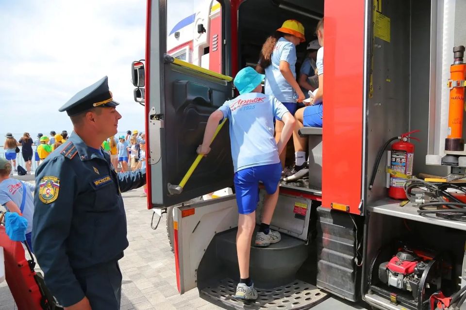 Артеку 101!. Главное управление МЧС России по Республике Крым поздравляет коллектив Международного детского центра и артековцев всех поколений с праздником! Чрезвычайное ведомство является ведущим тематическим партнером МДЦ... Артеку 101!. Главное управление МЧС России по Республике Крым поздравляет коллектив Международного детского центра и артековцев всех поколений с праздником! Чрезвычайное ведомство является ведущим тематическим партнером МДЦ...