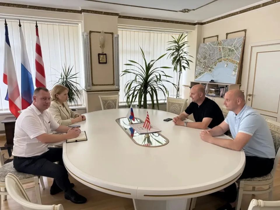 Иван Кошель: Вместе с главой муниципального образования – председателем Керченского городского совета Денисом Колесником встретились с представителями Банка ВТБ