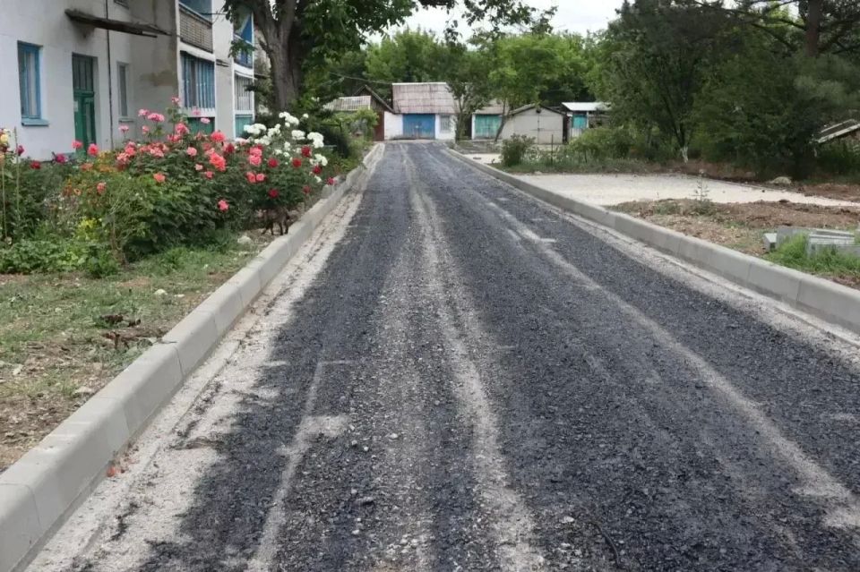 Глава администрации Джанкойского района Инна Федоренко проверила ход работ по благоустройству придомовых территорий многоквартирных домов в селе Светлое Глава администрации Джанкойского района Инна Федоренко проверила ход работ по благоустройству придомовых территорий многоквартирных домов в селе Светлое