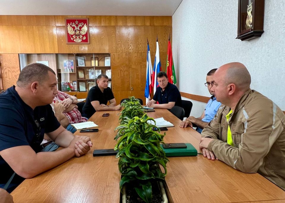 Василий Телиженко: Сегодня провел рабочее совещание с руководителями Армянского участка РЭС, технической службой завода «Титановые Инвестиции» и филиала ГУП РК «Вода Крыма»