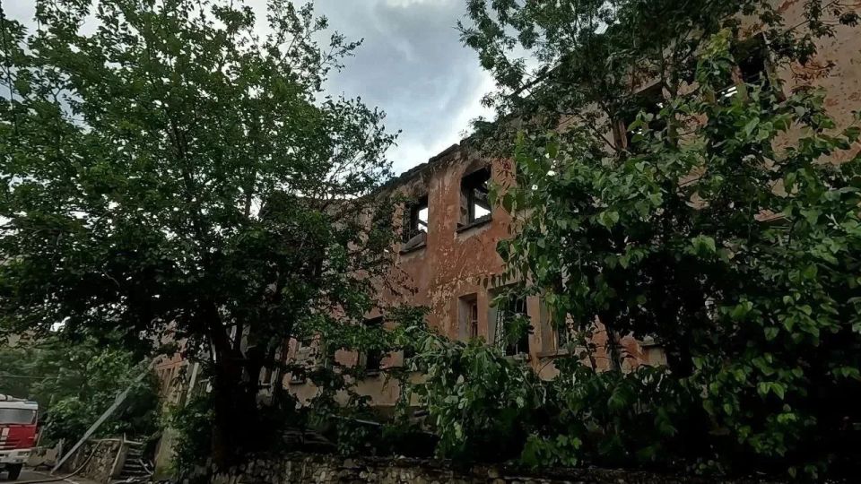 Три человека пострадали в ночном пожаре в Ялте