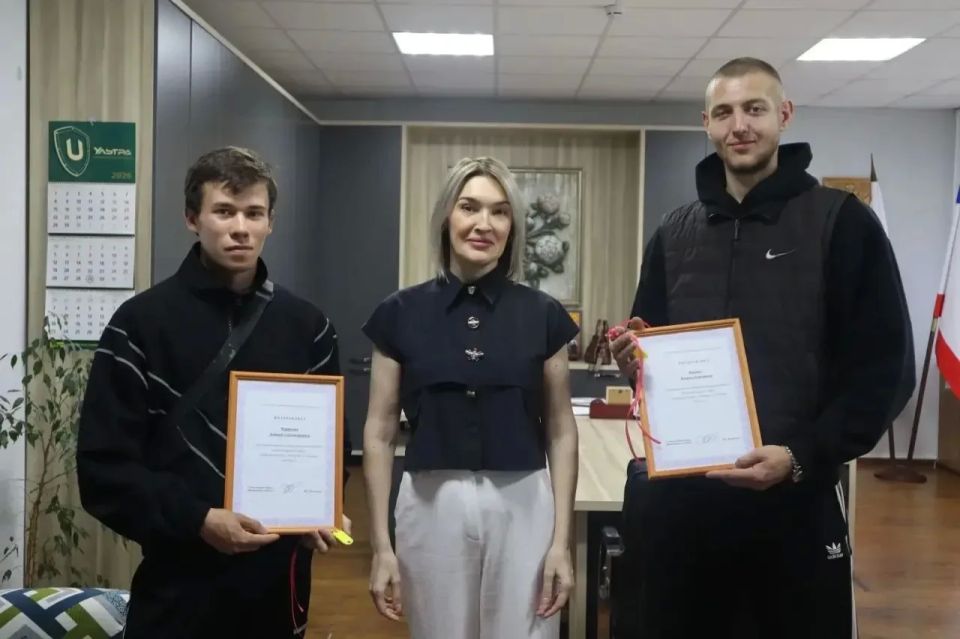 Инна Федоренко: Сегодня совместно с заместителем руководителя следственного отдела по г. Джанкою Даниилом Гранковым вручила двум ребятам из нашего района ключи от благоустроенных квартир в с. Пахаревка и с. Табачное