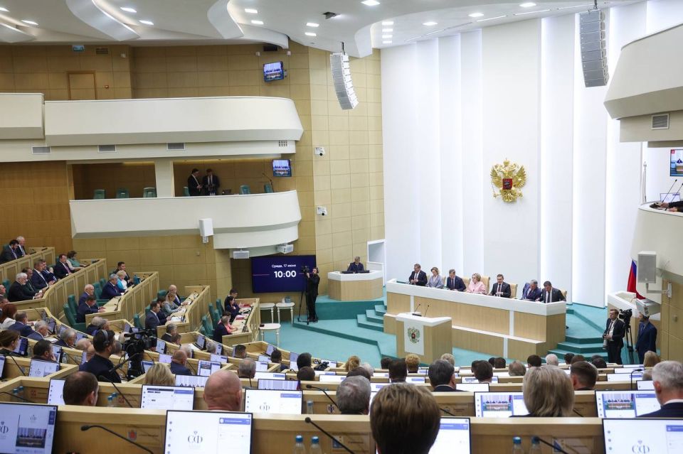 Екатерина Алтабаева: Сенаторы одобрили изменения конституционного закона «О государственном флаге РФ» Екатерина Алтабаева: Сенаторы одобрили изменения конституционного закона «О государственном флаге РФ»