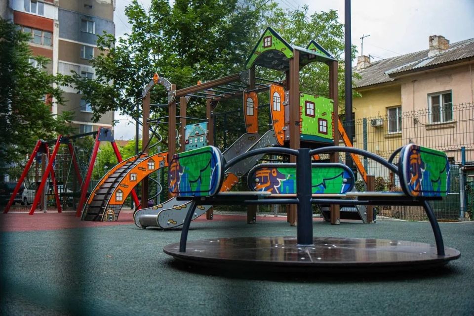 В Симферополе завершается установка новых детских площадок