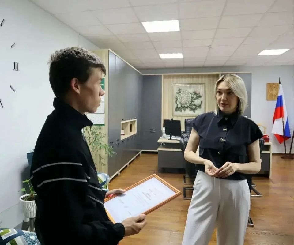 Глава администрации Джанкойского района Инна Федоренко совместно с заместителем руководителя следственного отдела по городу Джанкою Даниилом Гранковым вручила ключи от благоустроенных квартир жителям района из числа... Глава администрации Джанкойского района Инна Федоренко совместно с заместителем руководителя следственного отдела по городу Джанкою Даниилом Гранковым вручила ключи от благоустроенных квартир жителям района из числа...