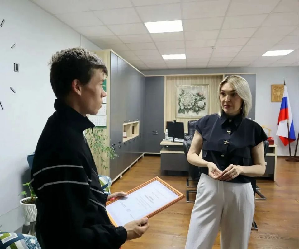 Инна Федоренко: Сегодня совместно с заместителем руководителя следственного отдела по г. Джанкою Даниилом Гранковым вручила двум ребятам из нашего района ключи от благоустроенных квартир в с. Пахаревка и с. Табачное Инна Федоренко: Сегодня совместно с заместителем руководителя следственного отдела по г. Джанкою Даниилом Гранковым вручила двум ребятам из нашего района ключи от благоустроенных квартир в с. Пахаревка и с. Табачное