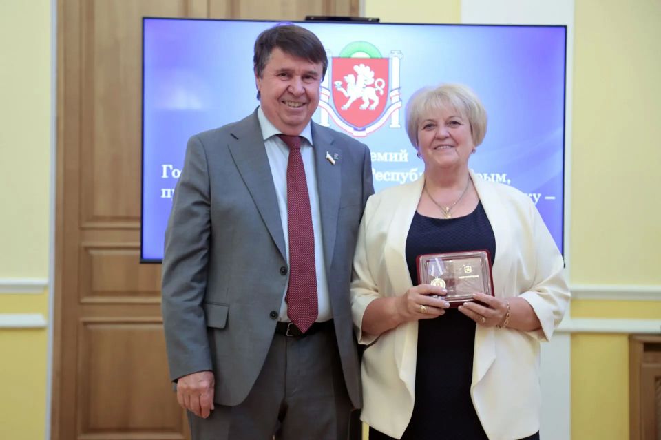 В Симферополе состоялась торжественная церемония награждения крымских медиков государственными наградами В Симферополе состоялась торжественная церемония награждения крымских медиков государственными наградами