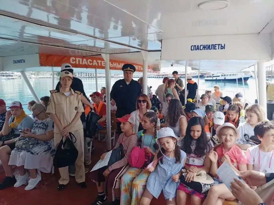 В Ялте транспортные полицейские обеспечили безопасность детей во время морских прогулок В Ялте транспортные полицейские обеспечили безопасность детей во время морских прогулок