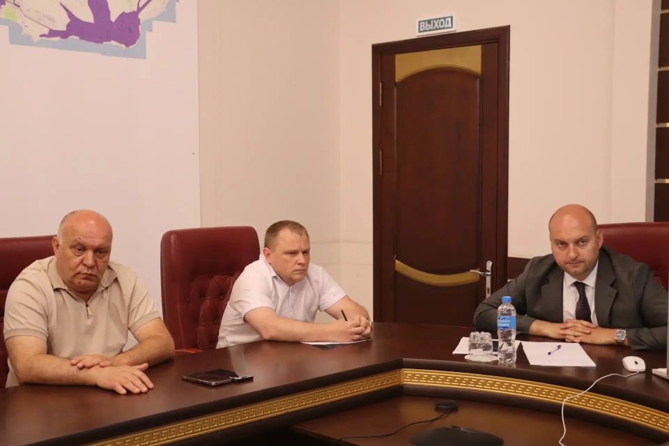 В Керчи состоялось рабочее совещание под руководством исполняющего обязанности главы администрации Ивана Кошель по вопросу качества тротуарной плитки, уложенной на улицах Козлова, Пролетарской и в Милицейском переулке В Керчи состоялось рабочее совещание под руководством исполняющего обязанности главы администрации Ивана Кошель по вопросу качества тротуарной плитки, уложенной на улицах Козлова, Пролетарской и в Милицейском переулке