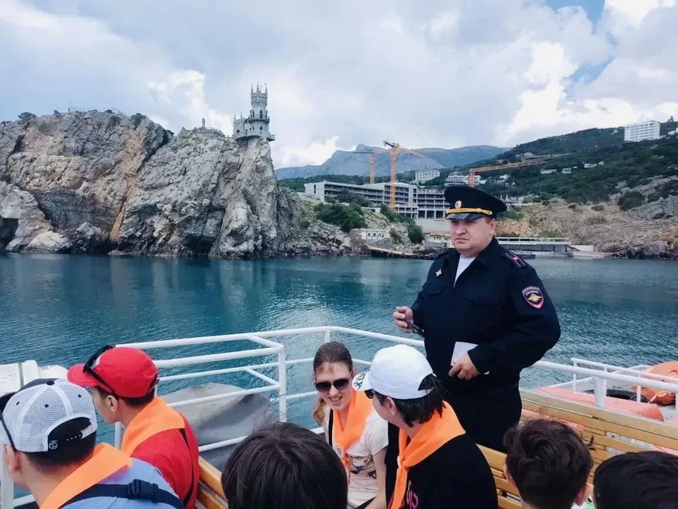 В Ялте транспортные полицейские обеспечили безопасность детей во время морских прогулок