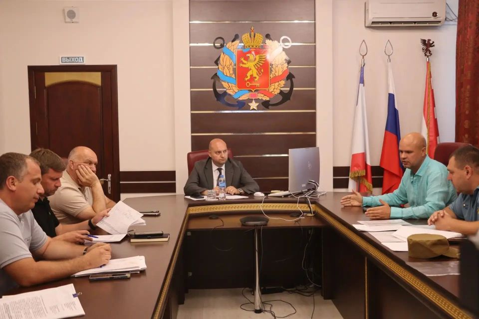 В Керчи состоялось рабочее совещание под руководством исполняющего обязанности главы администрации Ивана Кошель по вопросу качества тротуарной плитки, уложенной на улицах Козлова, Пролетарской и в Милицейском переулке В Керчи состоялось рабочее совещание под руководством исполняющего обязанности главы администрации Ивана Кошель по вопросу качества тротуарной плитки, уложенной на улицах Козлова, Пролетарской и в Милицейском переулке