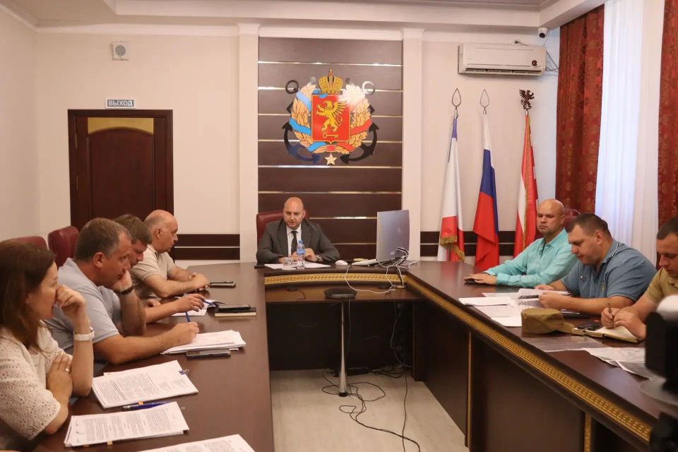 В Керчи состоялось рабочее совещание под руководством исполняющего обязанности главы администрации Ивана Кошель по вопросу качества тротуарной плитки, уложенной на улицах Козлова, Пролетарской и в Милицейском переулке В Керчи состоялось рабочее совещание под руководством исполняющего обязанности главы администрации Ивана Кошель по вопросу качества тротуарной плитки, уложенной на улицах Козлова, Пролетарской и в Милицейском переулке