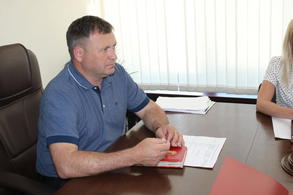 Глава администрации Ленинского района Игорь Крутьков совместно с первым заместителем Александром Саенко провел личный прием граждан, в ходе которого были рассмотрены обращения пяти заявителей Глава администрации Ленинского района Игорь Крутьков совместно с первым заместителем Александром Саенко провел личный прием граждан, в ходе которого были рассмотрены обращения пяти заявителей