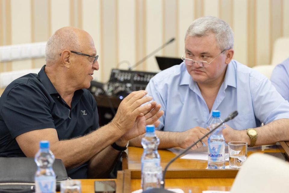 Сергей Аксёнов: В ходе рабочей встречи с руководителями крупных предприятий и компаний Крыма обсудили проблемные вопросы, определили конкретные действия по дальнейшему развитию экономики и поддержке предпринимательства в... Сергей Аксёнов: В ходе рабочей встречи с руководителями крупных предприятий и компаний Крыма обсудили проблемные вопросы, определили конкретные действия по дальнейшему развитию экономики и поддержке предпринимательства в...