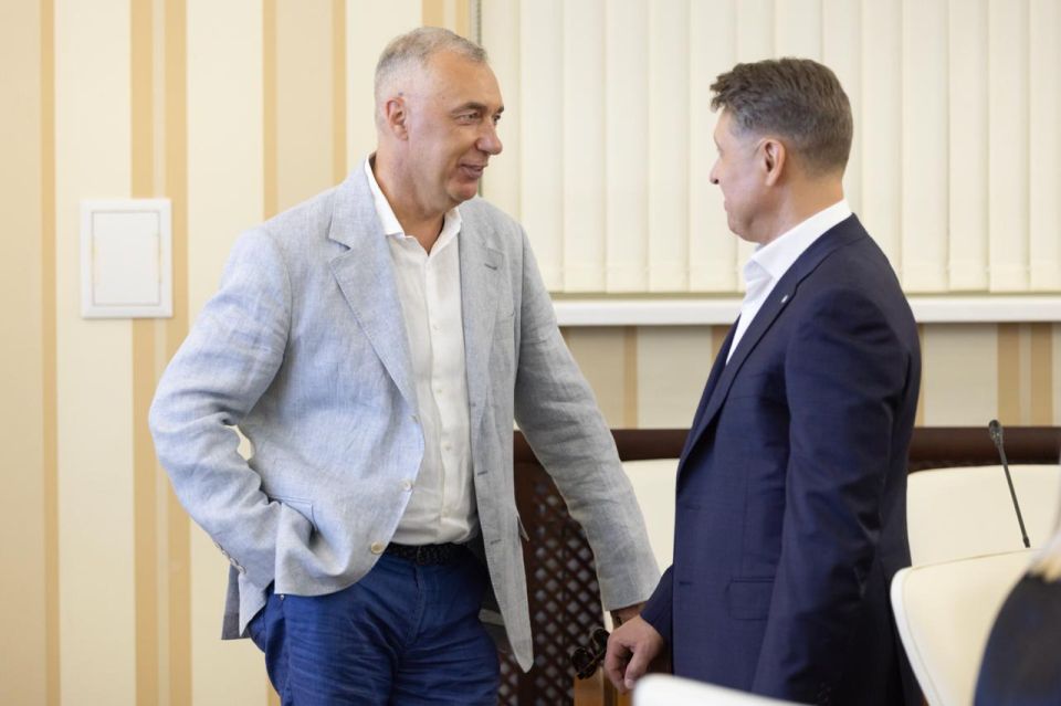 Сергей Аксёнов: В ходе рабочей встречи с руководителями крупных предприятий и компаний Крыма обсудили проблемные вопросы, определили конкретные действия по дальнейшему развитию экономики и поддержке предпринимательства в... Сергей Аксёнов: В ходе рабочей встречи с руководителями крупных предприятий и компаний Крыма обсудили проблемные вопросы, определили конкретные действия по дальнейшему развитию экономики и поддержке предпринимательства в...