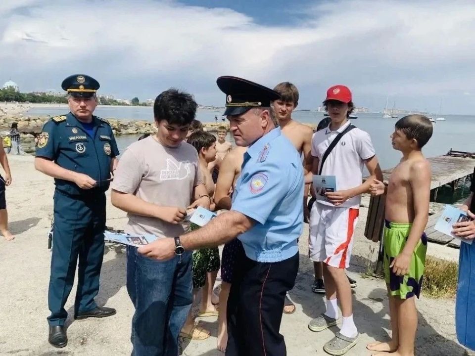 В Евпатории транспортные полицейские провели профилактический рейд на травмоопасных участках береговой линии