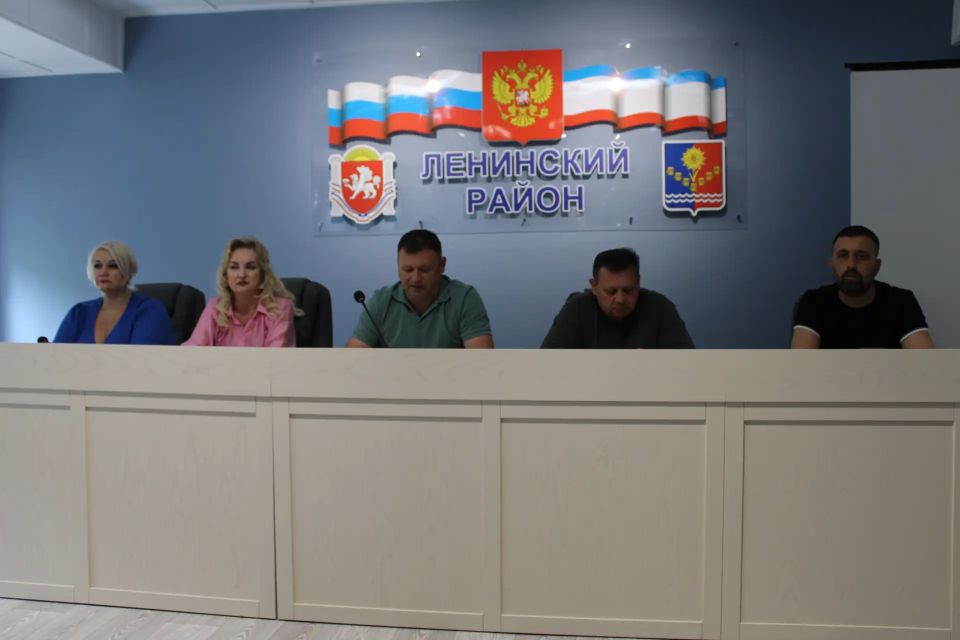 Глава администрации Ленинского района Игорь Крутьков совместно с председателем районного совета Викторией Заботиной и заместителями главы — Александром Саенко, Еленой Рудюк и Аметом Абильваповым — провел рабочее совещание...
