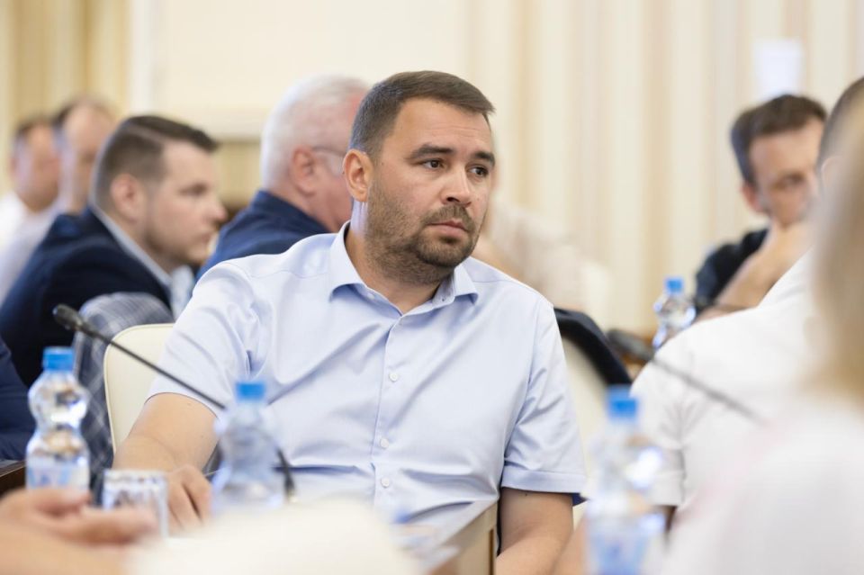 Сергей Аксёнов: В ходе рабочей встречи с руководителями крупных предприятий и компаний Крыма обсудили проблемные вопросы, определили конкретные действия по дальнейшему развитию экономики и поддержке предпринимательства в... Сергей Аксёнов: В ходе рабочей встречи с руководителями крупных предприятий и компаний Крыма обсудили проблемные вопросы, определили конкретные действия по дальнейшему развитию экономики и поддержке предпринимательства в...