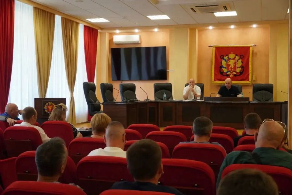 Иван Кошель: Чтобы вопросы керчан решались оперативнее и эффективнее, возобновляю практику проведения «Депутатского часа» Иван Кошель: Чтобы вопросы керчан решались оперативнее и эффективнее, возобновляю практику проведения «Депутатского часа»