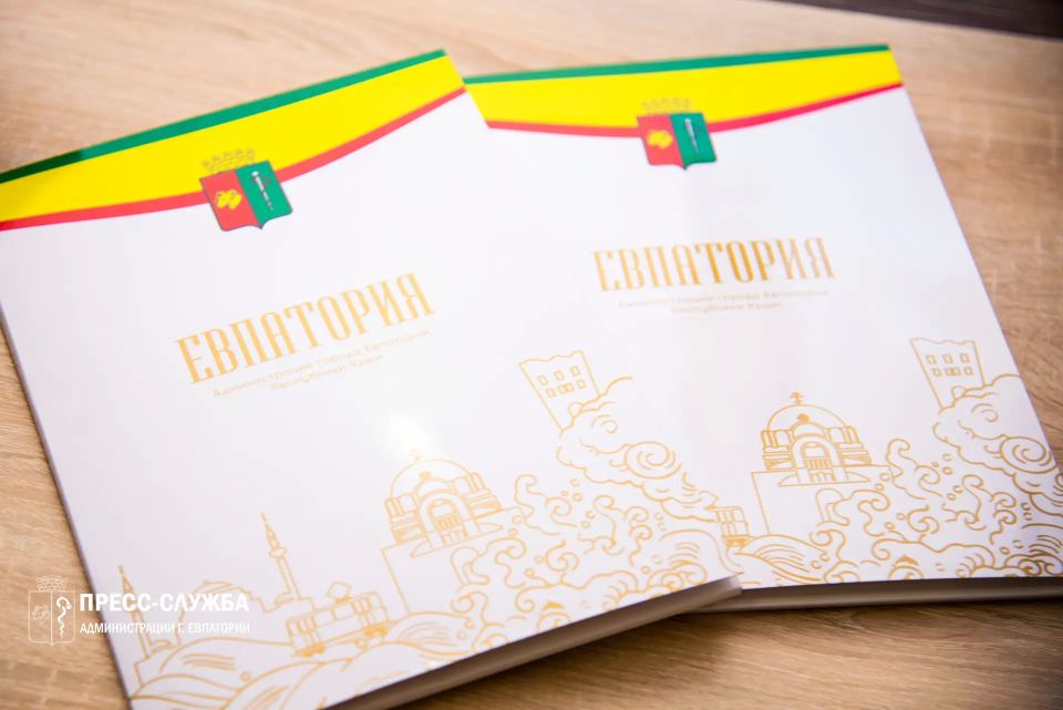 Сегодня в администрации города состоялось важное для нескольких евпаторийских семей событие – заместители главы администрации Виталий Оганесян и Илья Сениченко вручили гражданам документы, подтверждающие их право на... Сегодня в администрации города состоялось важное для нескольких евпаторийских семей событие – заместители главы администрации Виталий Оганесян и Илья Сениченко вручили гражданам документы, подтверждающие их право на...