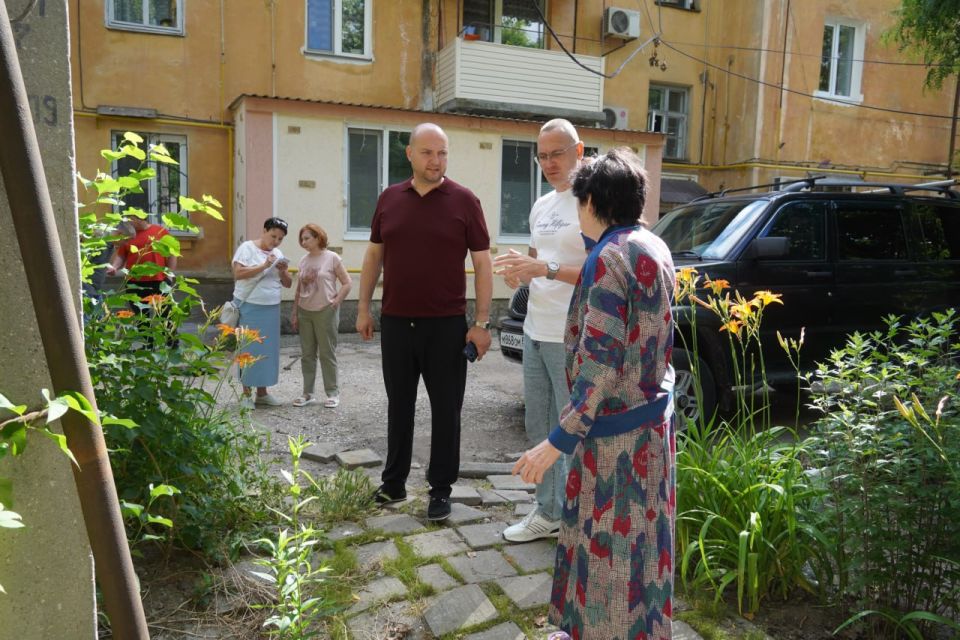 Иван Кошель: Встретился с жителями Кооперативного переулка, 32. Совместно с представителями управляющей компании «Монолит» и предприятия «Вода Крыма» обсудили наболевший вопрос — систематические засоры канализации Иван Кошель: Встретился с жителями Кооперативного переулка, 32. Совместно с представителями управляющей компании «Монолит» и предприятия «Вода Крыма» обсудили наболевший вопрос — систематические засоры канализации