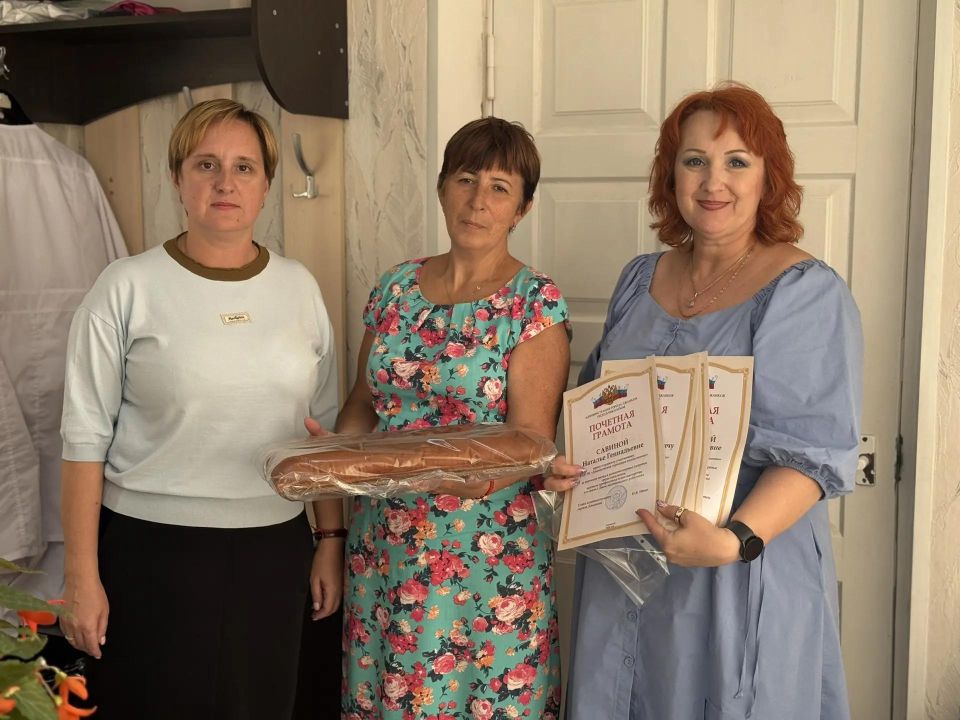 «Ваше призвание требует не только глубоких знаний и ответственности, но и огромного душевного тепла, милосердия и терпения. Пусть ваш труд всегда будет вознаграждён благодарностью пациентов, а профессионализм, человечность и... «Ваше призвание требует не только глубоких знаний и ответственности, но и огромного душевного тепла, милосердия и терпения. Пусть ваш труд всегда будет вознаграждён благодарностью пациентов, а профессионализм, человечность и...