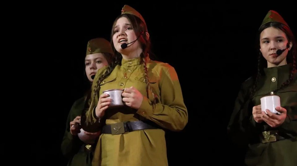22 июня, в День памяти и скорби, творческие коллективы Дворца культуры Железнодорожников (г. Казань) представят в Международном детском центре «Артек» пронзительную постановку «Улица Володи Дубинина» 22 июня, в День памяти и скорби, творческие коллективы Дворца культуры Железнодорожников (г. Казань) представят в Международном детском центре «Артек» пронзительную постановку «Улица Володи Дубинина»