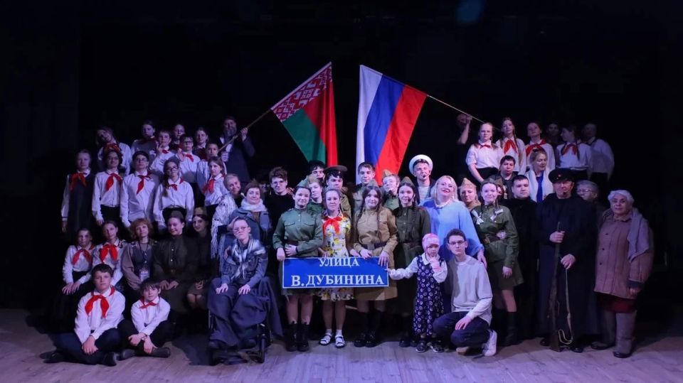 22 июня, в День памяти и скорби, творческие коллективы Дворца культуры Железнодорожников (г. Казань) представят в Международном детском центре «Артек» пронзительную постановку «Улица Володи Дубинина» 22 июня, в День памяти и скорби, творческие коллективы Дворца культуры Железнодорожников (г. Казань) представят в Международном детском центре «Артек» пронзительную постановку «Улица Володи Дубинина»