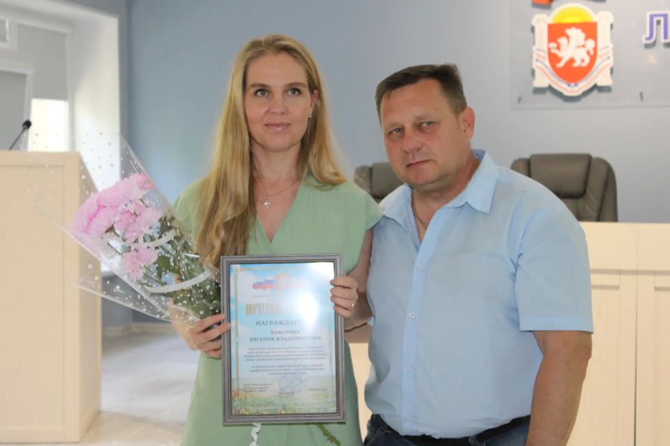 Когда мы говорим «медицинский работник», перед глазами встает целая вселенная: от уверенной руки хирурга до доброй улыбки медсестры, от скорости бригады скорой помощи до кропотливого труда лаборантов Когда мы говорим «медицинский работник», перед глазами встает целая вселенная: от уверенной руки хирурга до доброй улыбки медсестры, от скорости бригады скорой помощи до кропотливого труда лаборантов