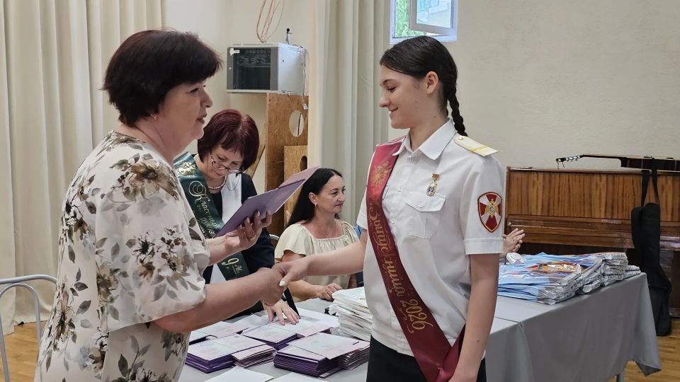 В Севастополе ученикам подшефных классов Росгвардии вручили школьные аттестаты В Севастополе ученикам подшефных классов Росгвардии вручили школьные аттестаты
