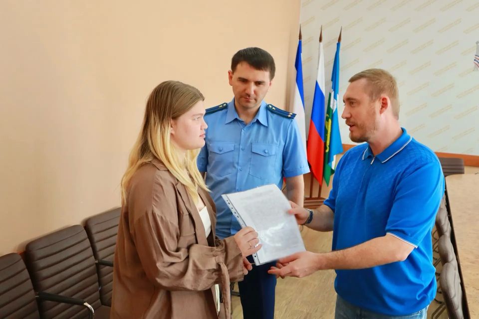 Ещё двое жителей Белогорского района из числа детей-сирот получили ключи от собственного жилья Ещё двое жителей Белогорского района из числа детей-сирот получили ключи от собственного жилья