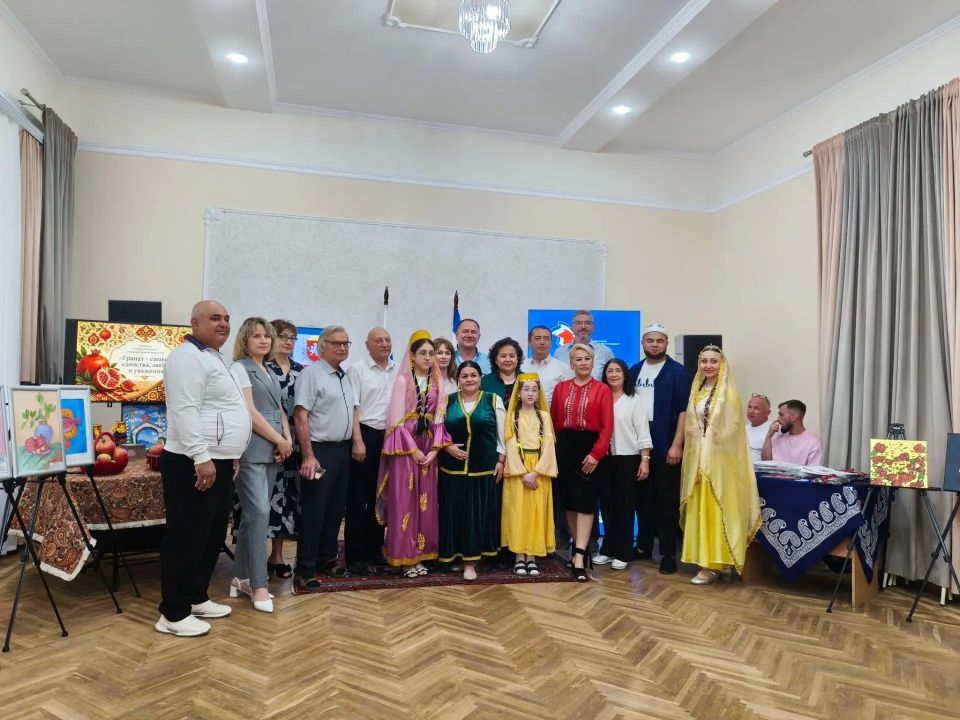 В Симферополе подвели итоги конкурса среди школьников «Гранат – символ единства, любви и уважения» В Симферополе подвели итоги конкурса среди школьников «Гранат – символ единства, любви и уважения»