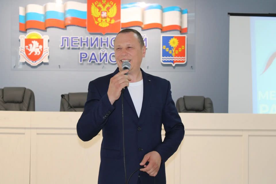 Когда мы говорим «медицинский работник», перед глазами встает целая вселенная: от уверенной руки хирурга до доброй улыбки медсестры, от скорости бригады скорой помощи до кропотливого труда лаборантов Когда мы говорим «медицинский работник», перед глазами встает целая вселенная: от уверенной руки хирурга до доброй улыбки медсестры, от скорости бригады скорой помощи до кропотливого труда лаборантов