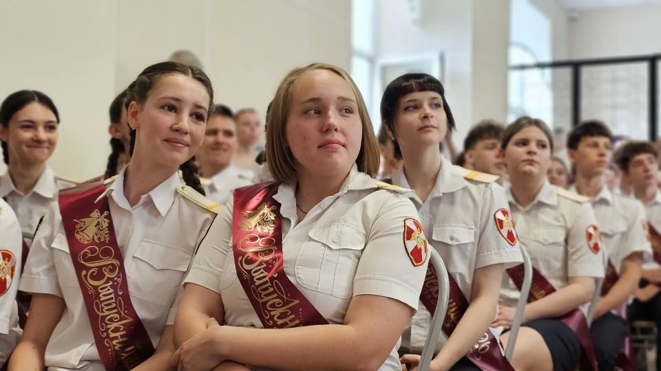 В Севастополе ученикам подшефных классов Росгвардии вручили школьные аттестаты В Севастополе ученикам подшефных классов Росгвардии вручили школьные аттестаты