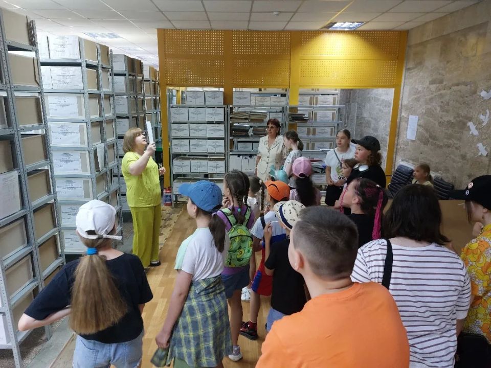 Архивисты Белогорска провели обзорную экскурсию для школьников Архивисты Белогорска провели обзорную экскурсию для школьников