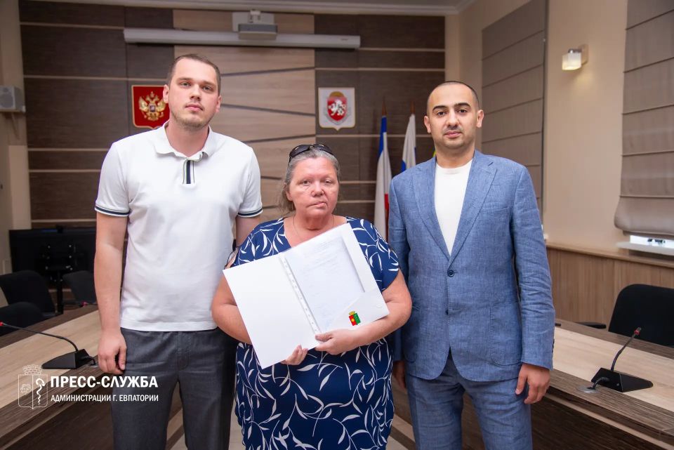 Сегодня в администрации города состоялось важное для нескольких евпаторийских семей событие – заместители главы администрации Виталий Оганесян и Илья Сениченко вручили гражданам документы, подтверждающие их право на... Сегодня в администрации города состоялось важное для нескольких евпаторийских семей событие – заместители главы администрации Виталий Оганесян и Илья Сениченко вручили гражданам документы, подтверждающие их право на...